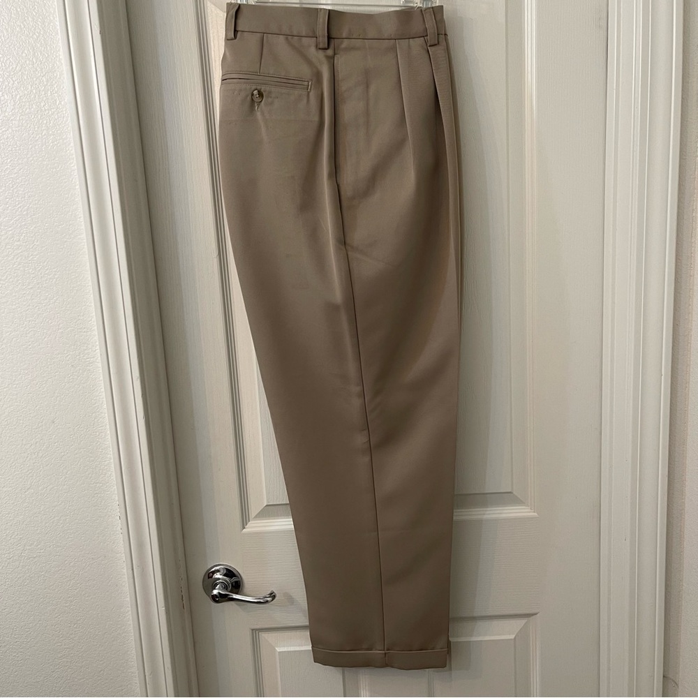 Roundtree & Yorke Relaxed Fit Dress Pants - Tan.  Mens:  36X29.